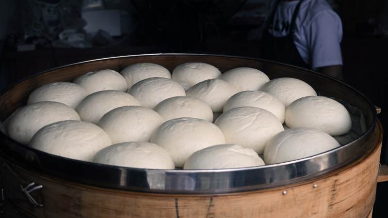 蒸笼里的白馒头图片