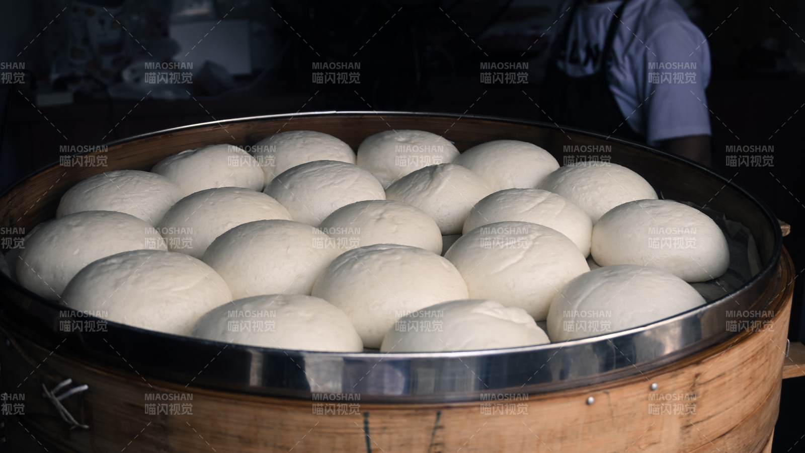 蒸笼里的白馒头图片