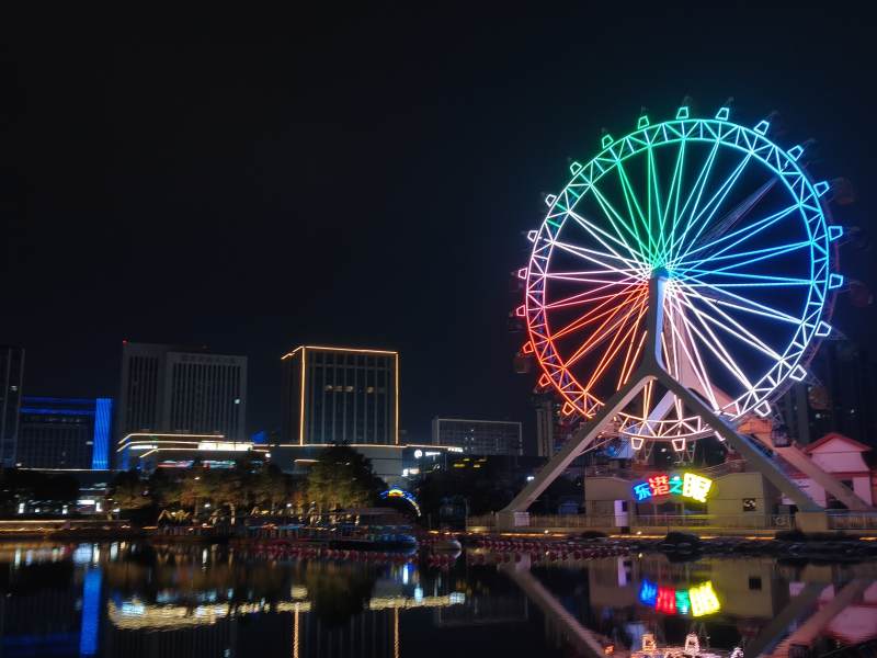 夜光摩天轮倒映湖中图片