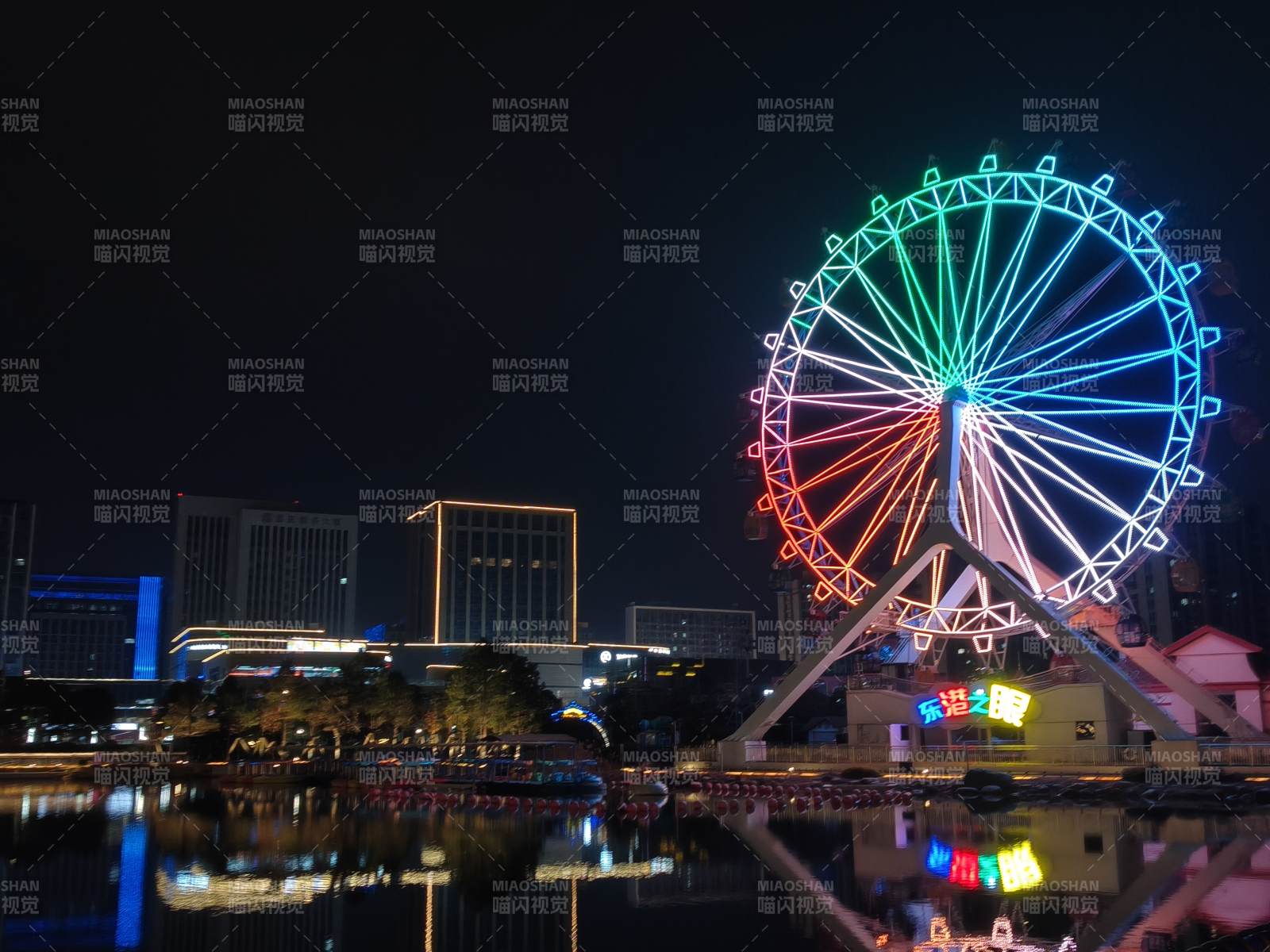 夜光摩天轮倒映湖中图片