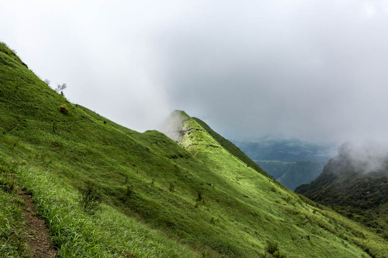 云雾缭绕青翠山峦图片