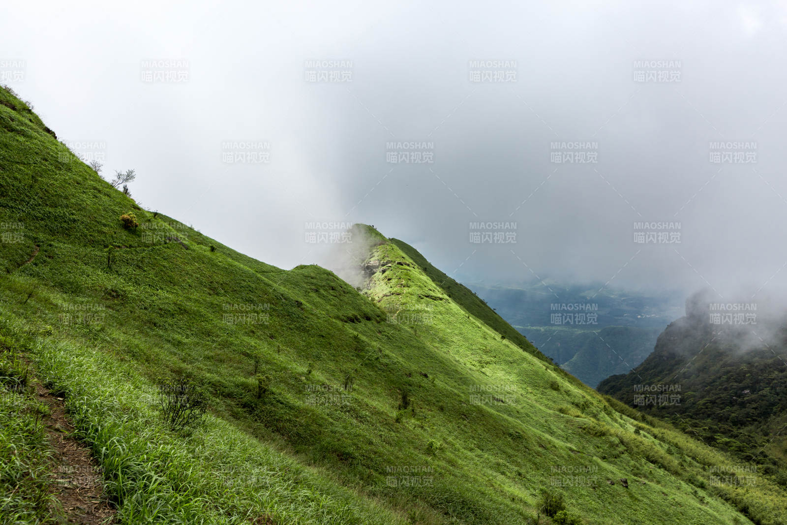 云雾缭绕青翠山峦图片