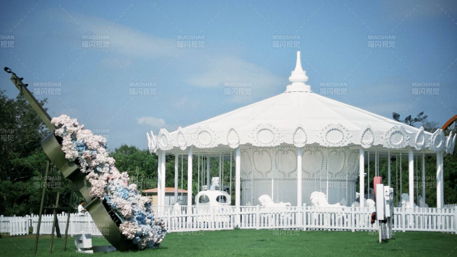 白色旋转木马花园景，青岛图片