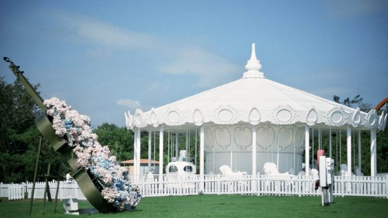 白色旋转木马花园景，青岛图片