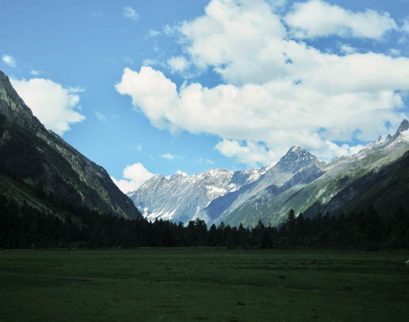 雪山草原 云影悠悠，西藏图片
