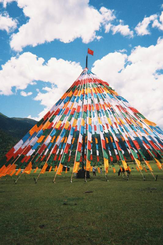 彩旗塔映蓝天白云下，西藏图片