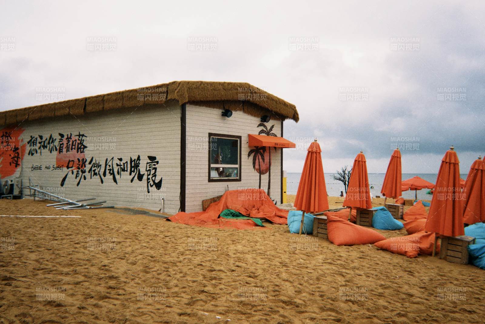 沙滩小屋与橙色遮阳伞，青岛图片