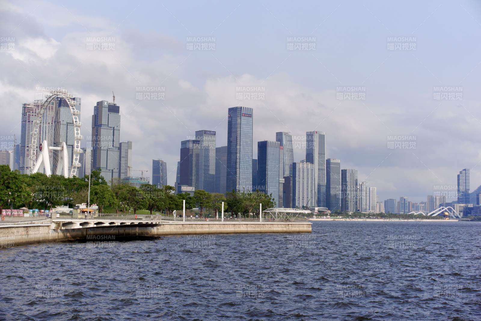滨海城市天际线风光图片