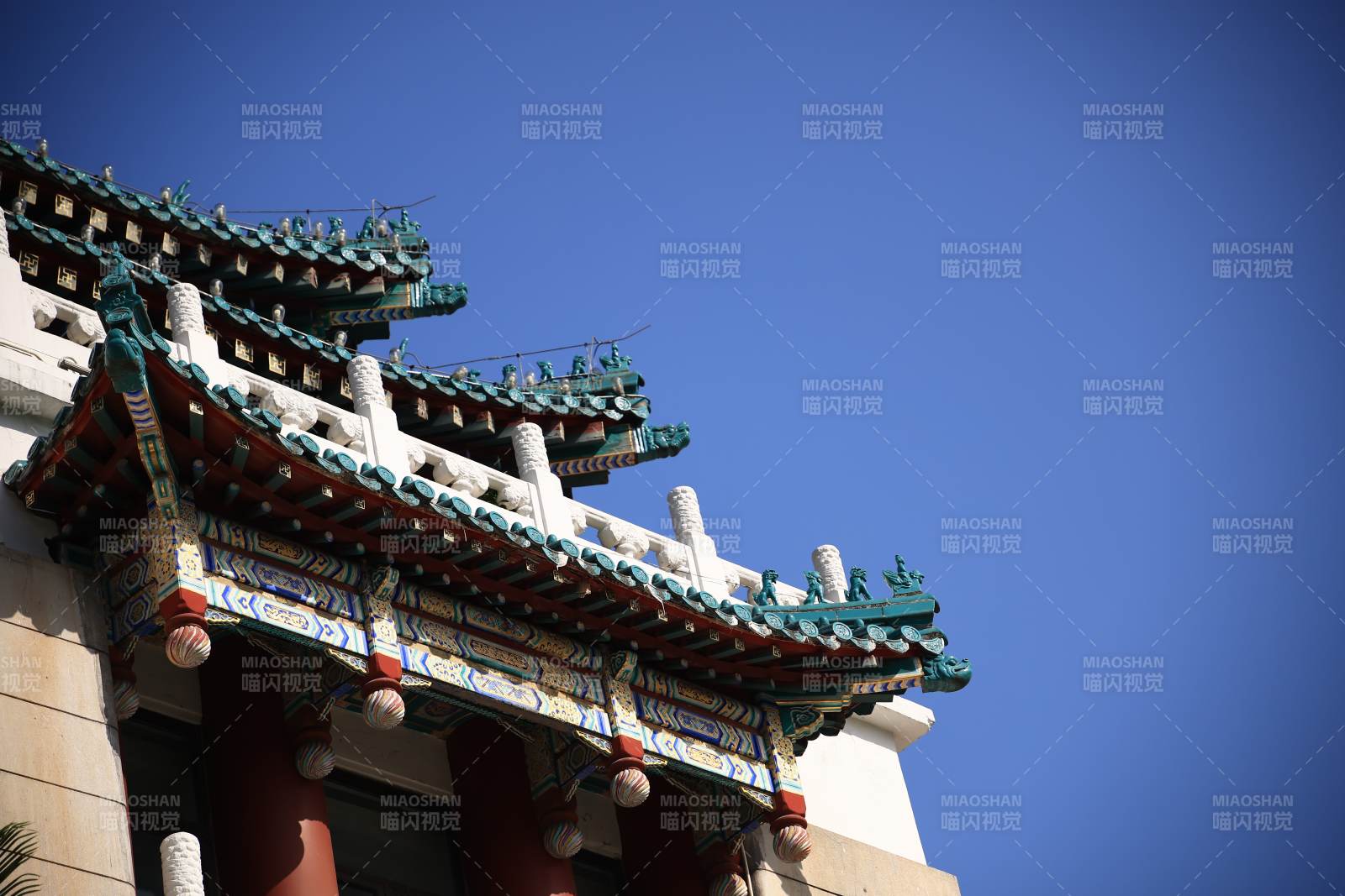 成重庆人民大礼堂飞檐映蓝天图片