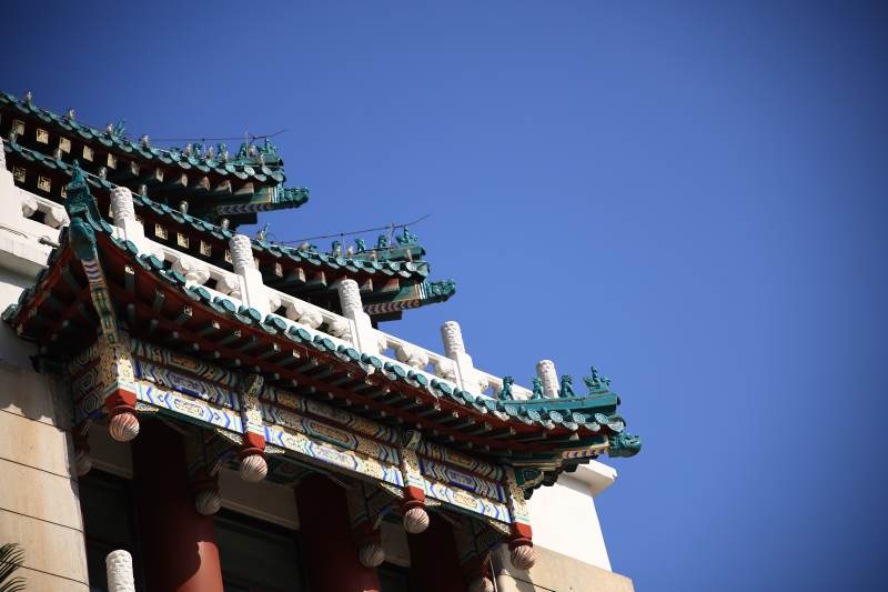 成重庆人民大礼堂飞檐映蓝天图片