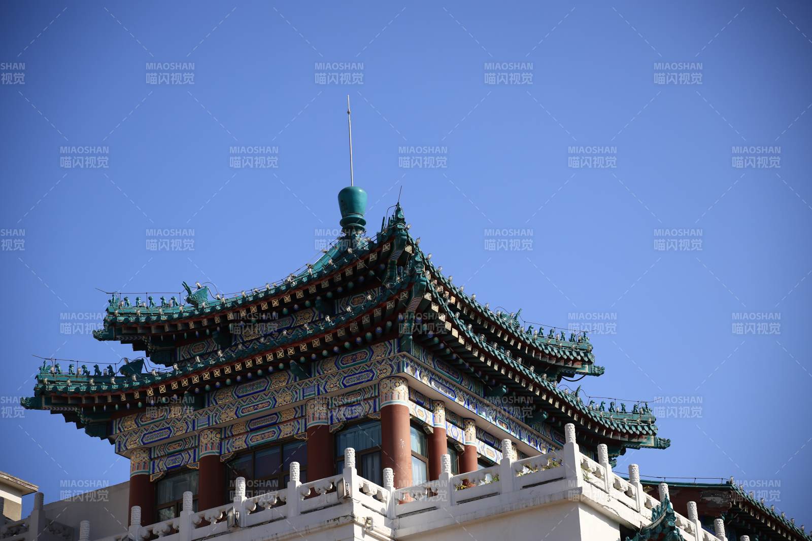 重庆人民大礼堂青瓦映蓝天图片