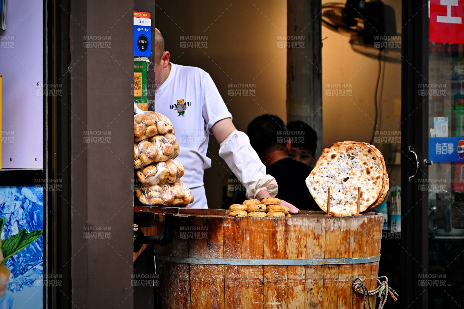 街头烤饼师傅忙碌中图片