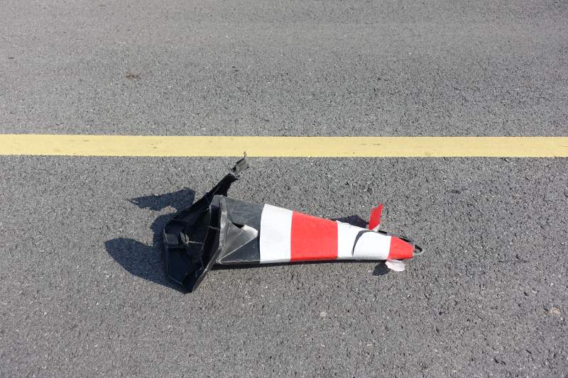 倒地的红白路锥图片