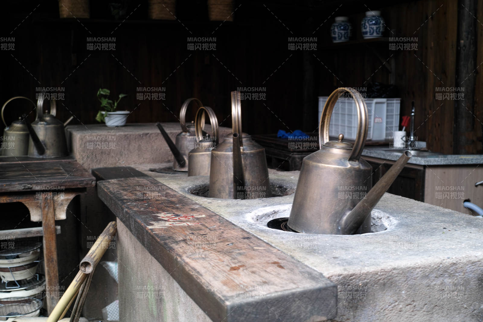 古灶铜壶煮茶香图片