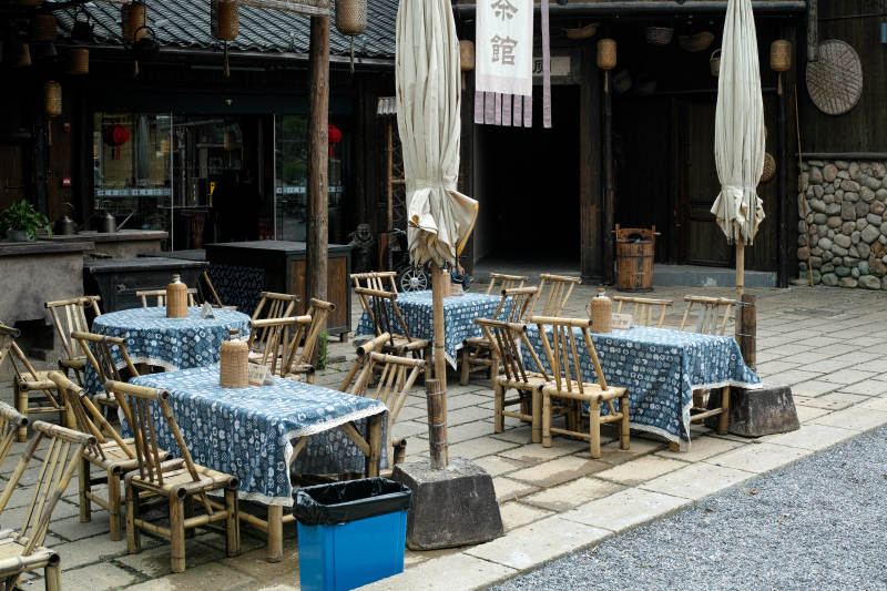 古街茶馆 竹椅蓝布桌图片