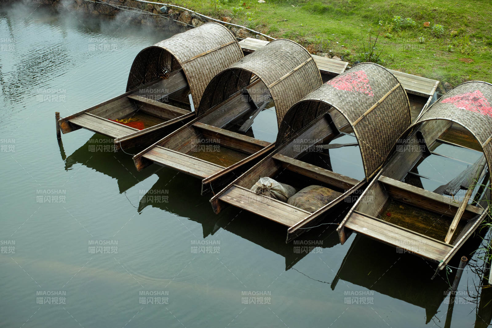 水乡乌篷船静泊水面图片