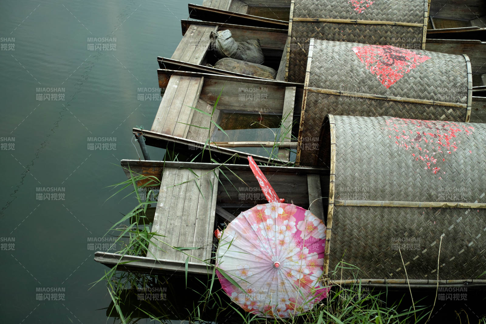 竹篓旁 花伞静卧水边草图片