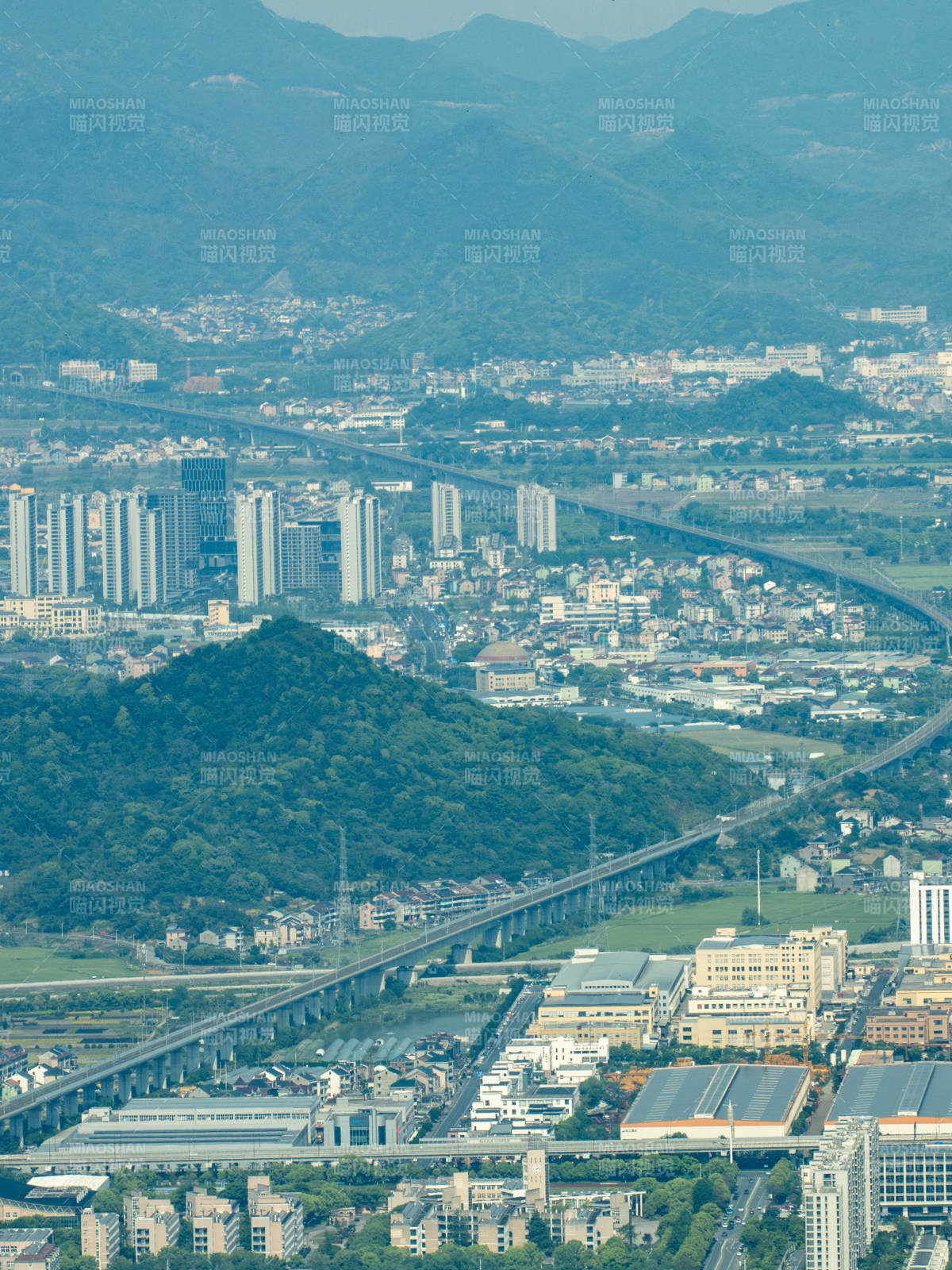 山城交融 高铁穿城而过图片