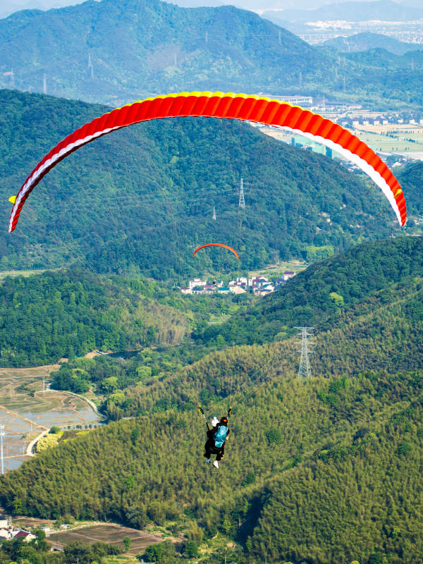 红伞滑翔 青山如画图片