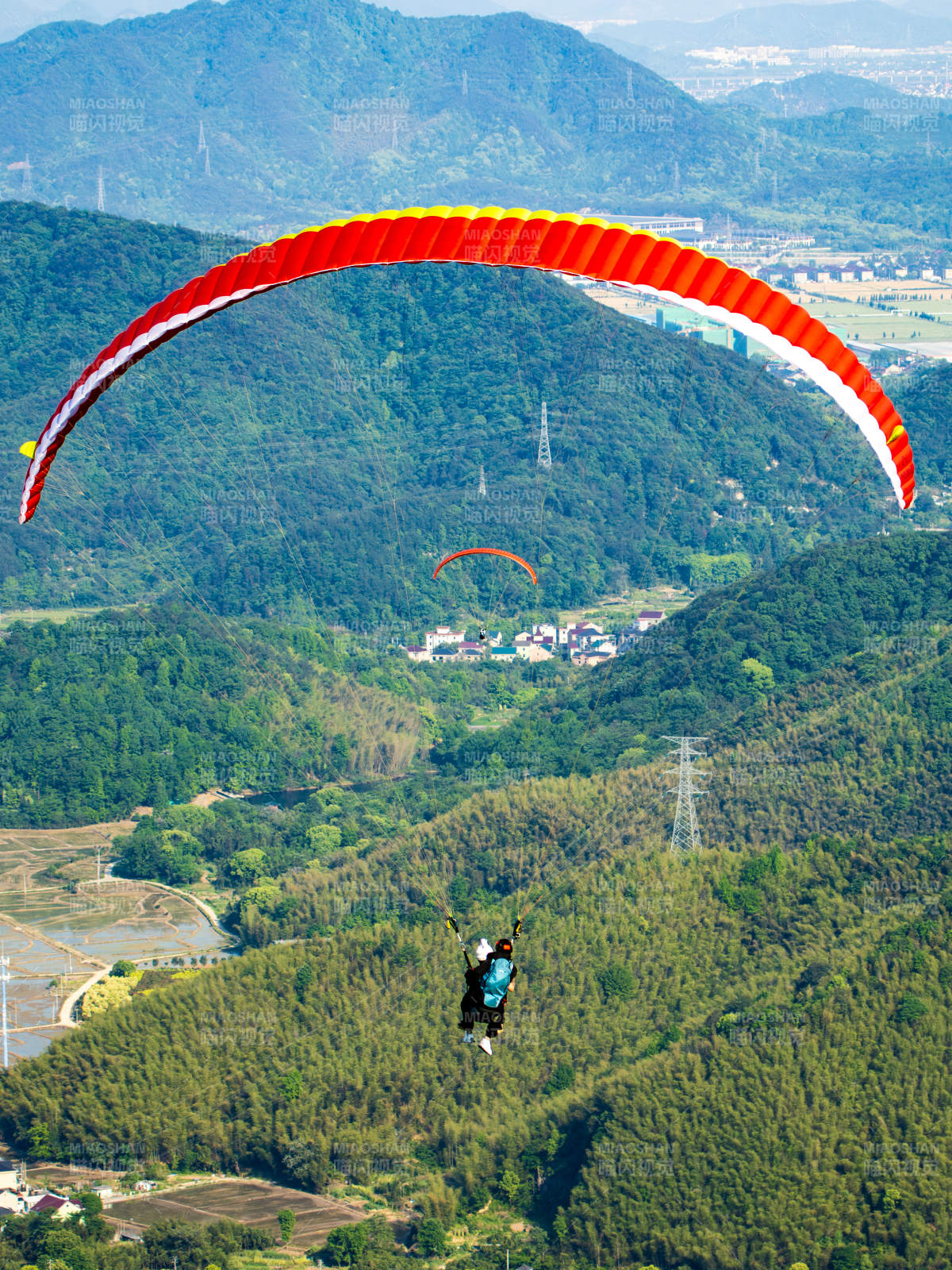 红伞滑翔 青山如画图片