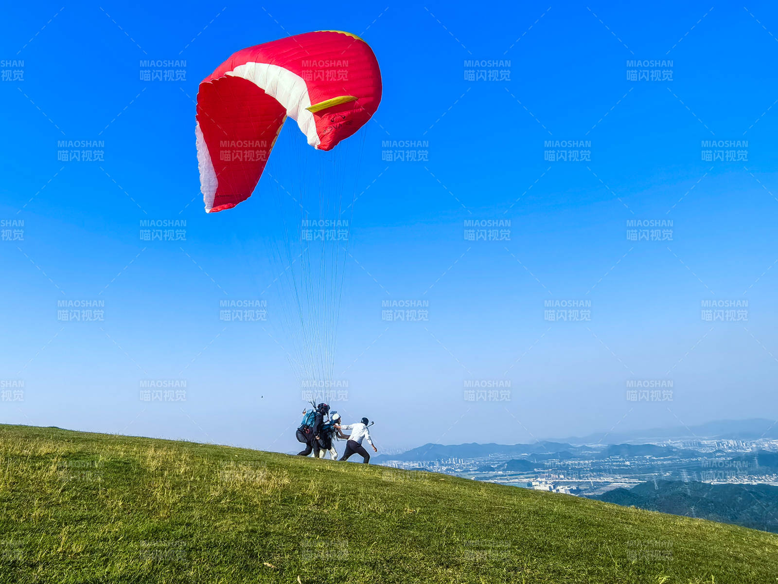 山顶滑翔伞起飞瞬间图片