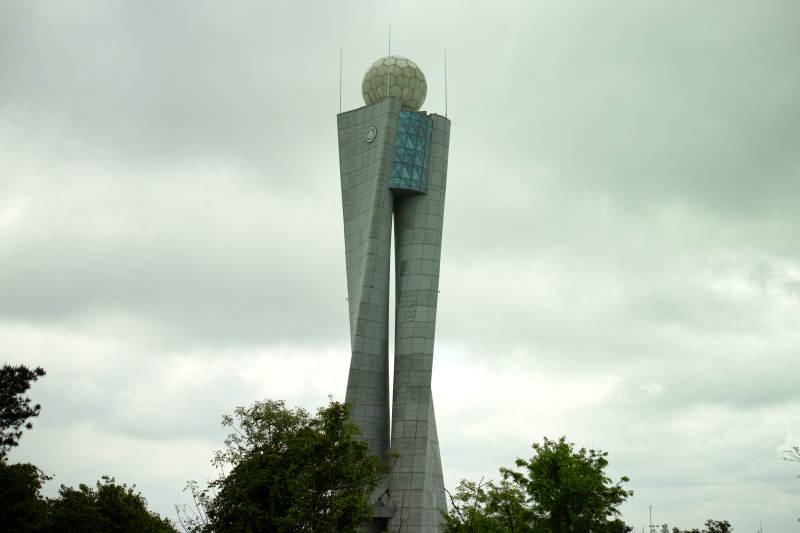 武汉江夏八分山气象塔矗立云端图片