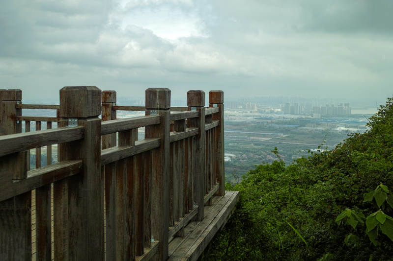山巅木栏望城景图片