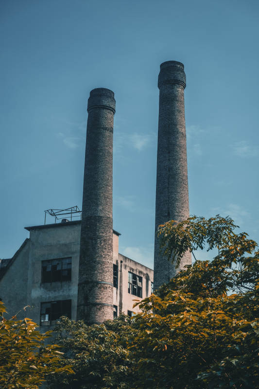 双烟囱工业遗存映蓝天图片