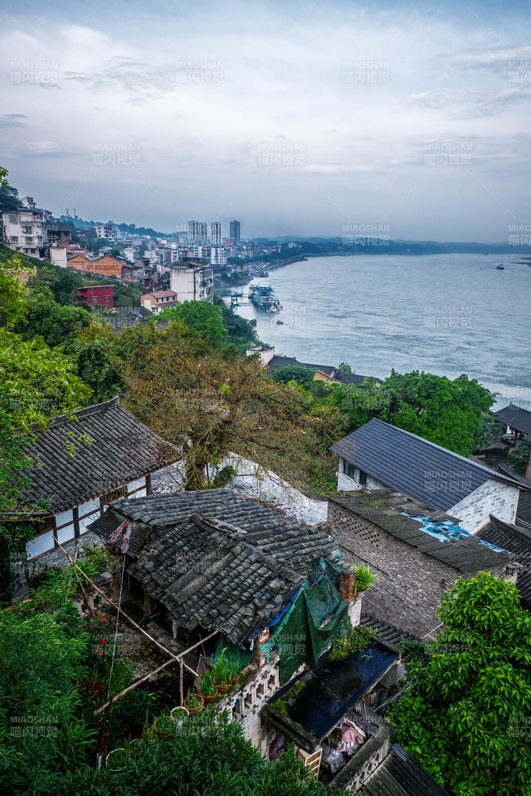 江畔古村 新旧交融景图片