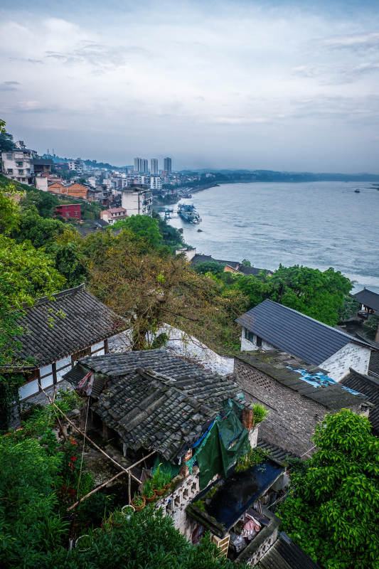 江畔古村 新旧交融景图片