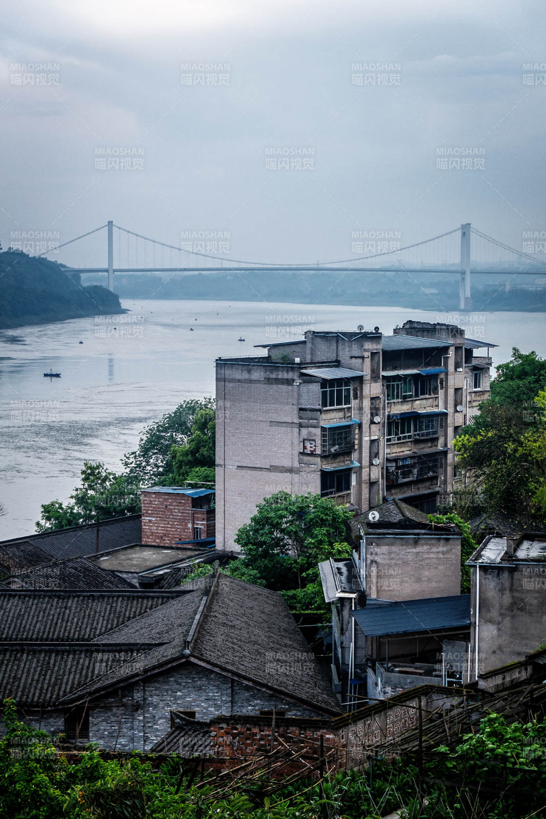 江畔老楼与远桥图片