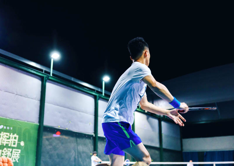 夜场挥拍 专注击球瞬间图片