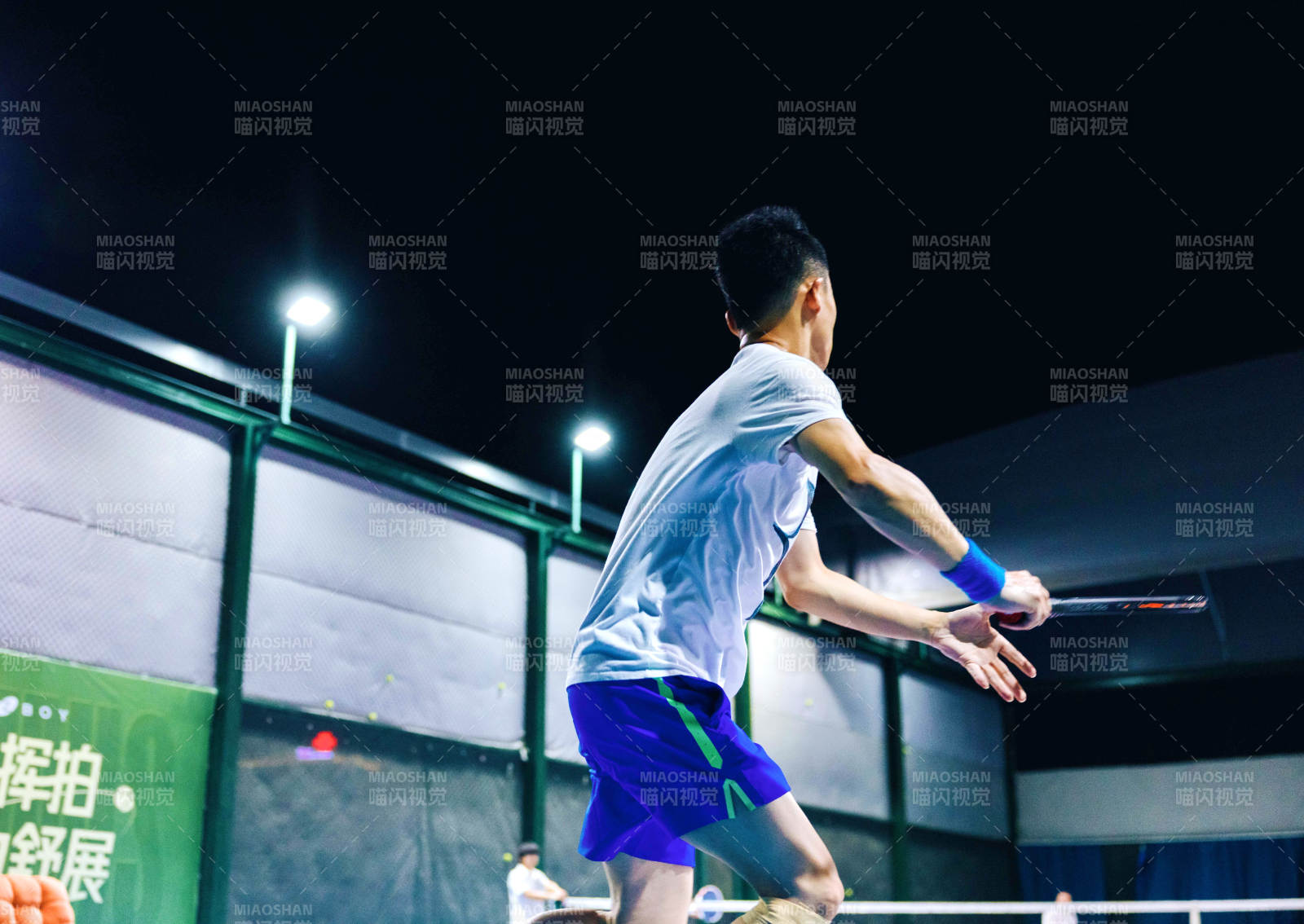 夜场挥拍 专注击球瞬间图片