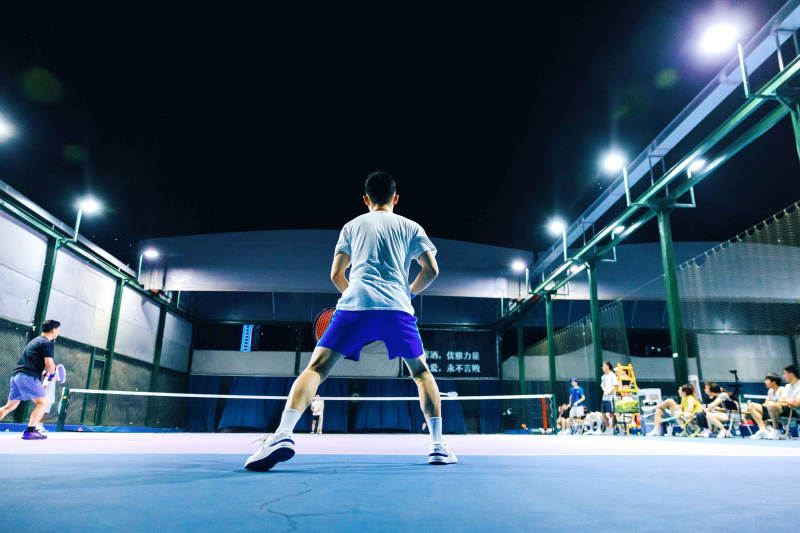 夜战网球 灯光下的对决图片