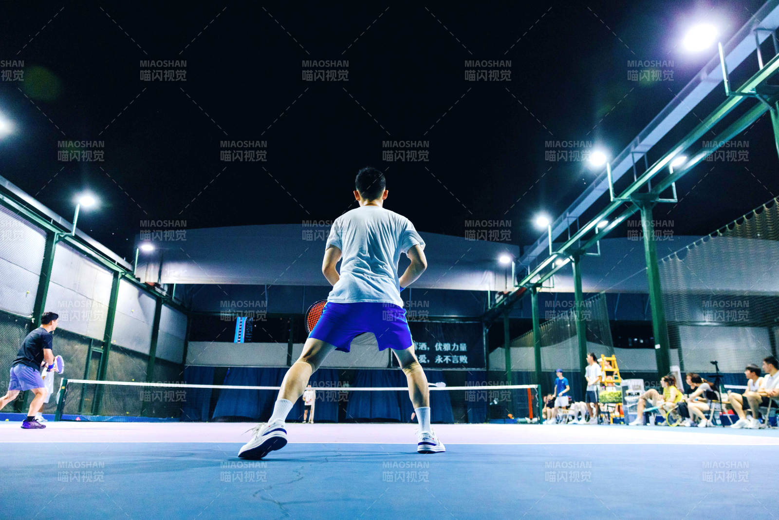 夜战网球 灯光下的对决图片