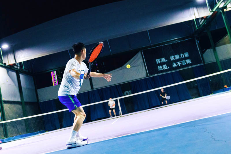 夜战网球 挥拍如风图片