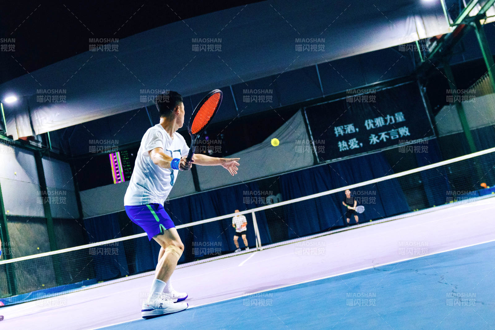 夜战网球 挥拍如风图片