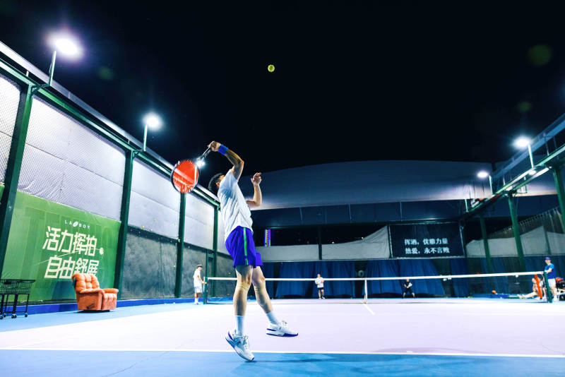 夜场网球 挥拍击球瞬间图片