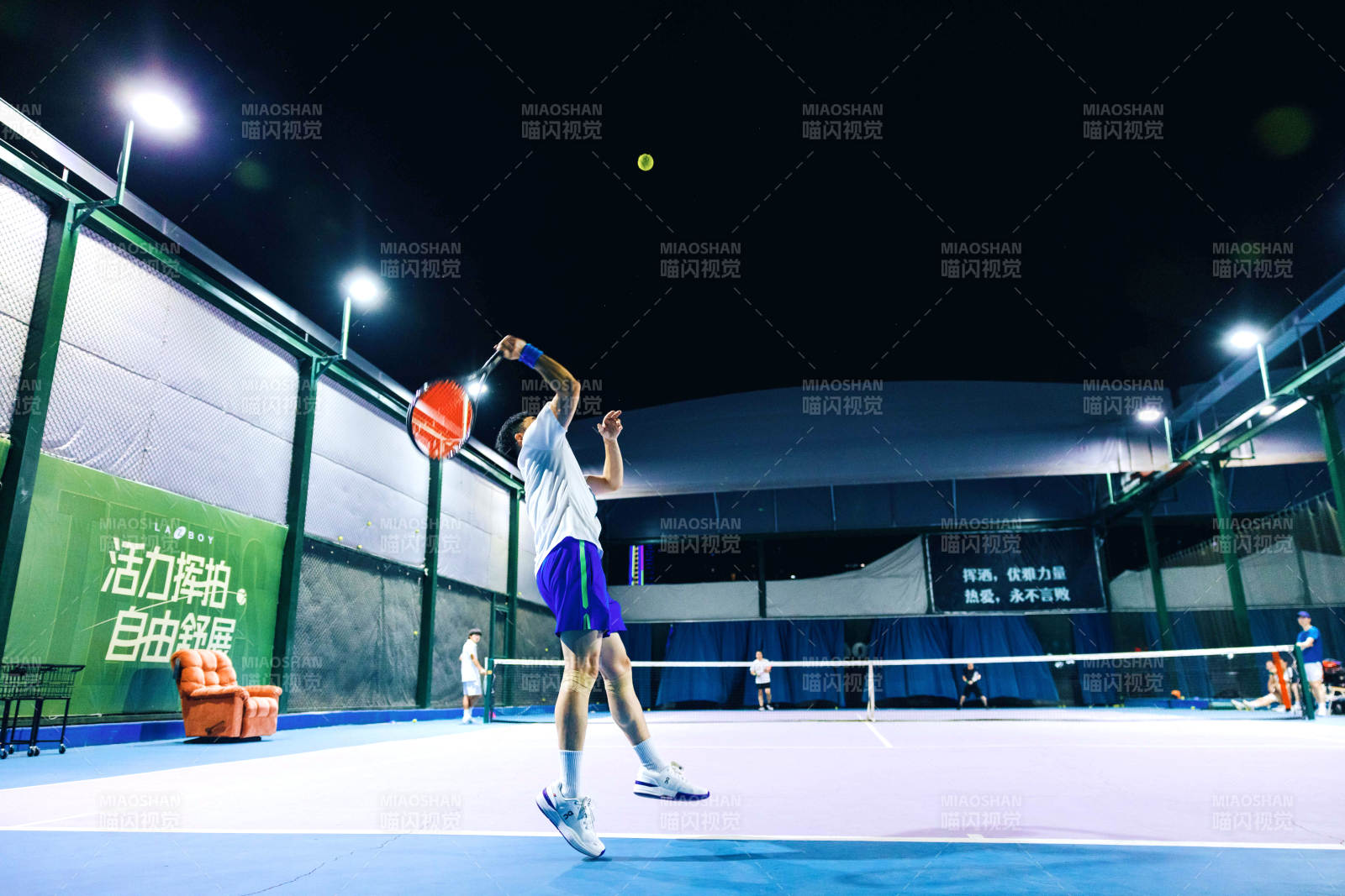 夜场网球 挥拍击球瞬间图片