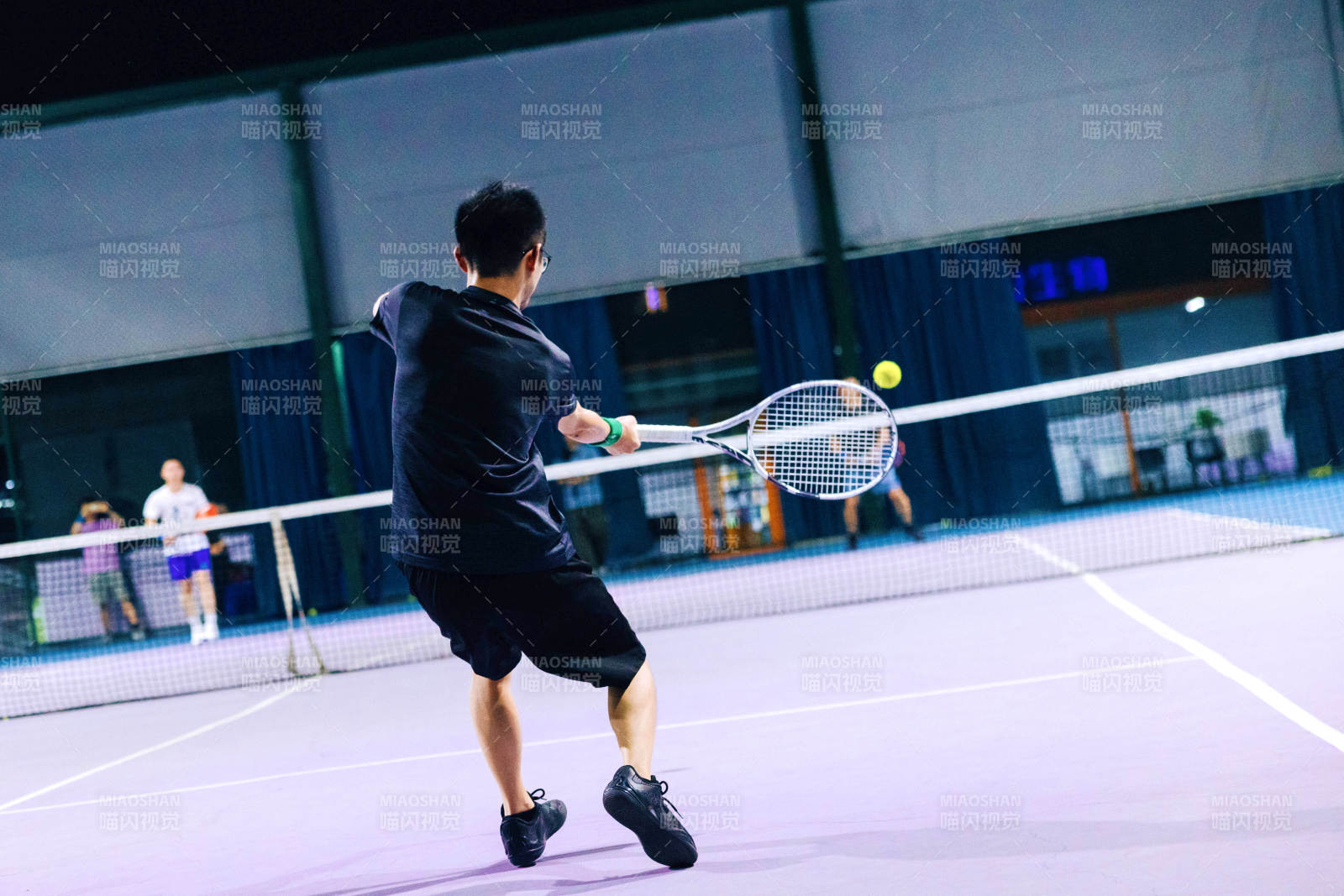 夜场挥拍 专注击球瞬间图片