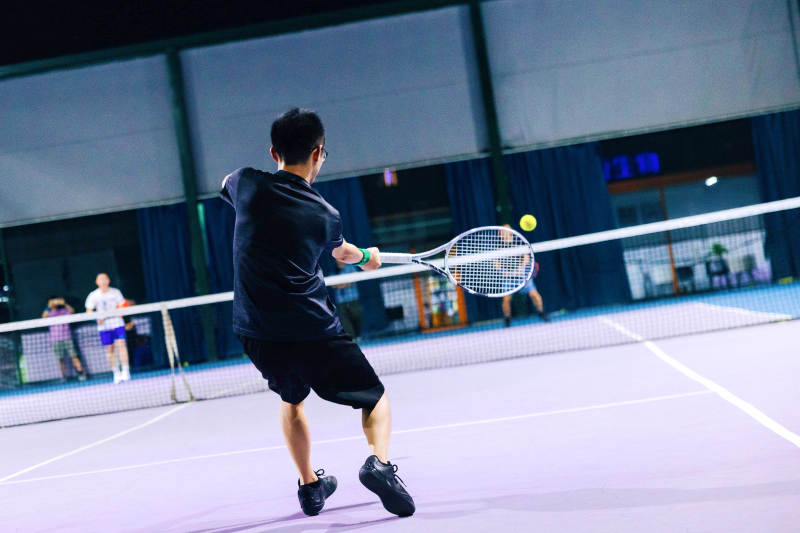 夜场挥拍 专注击球瞬间图片