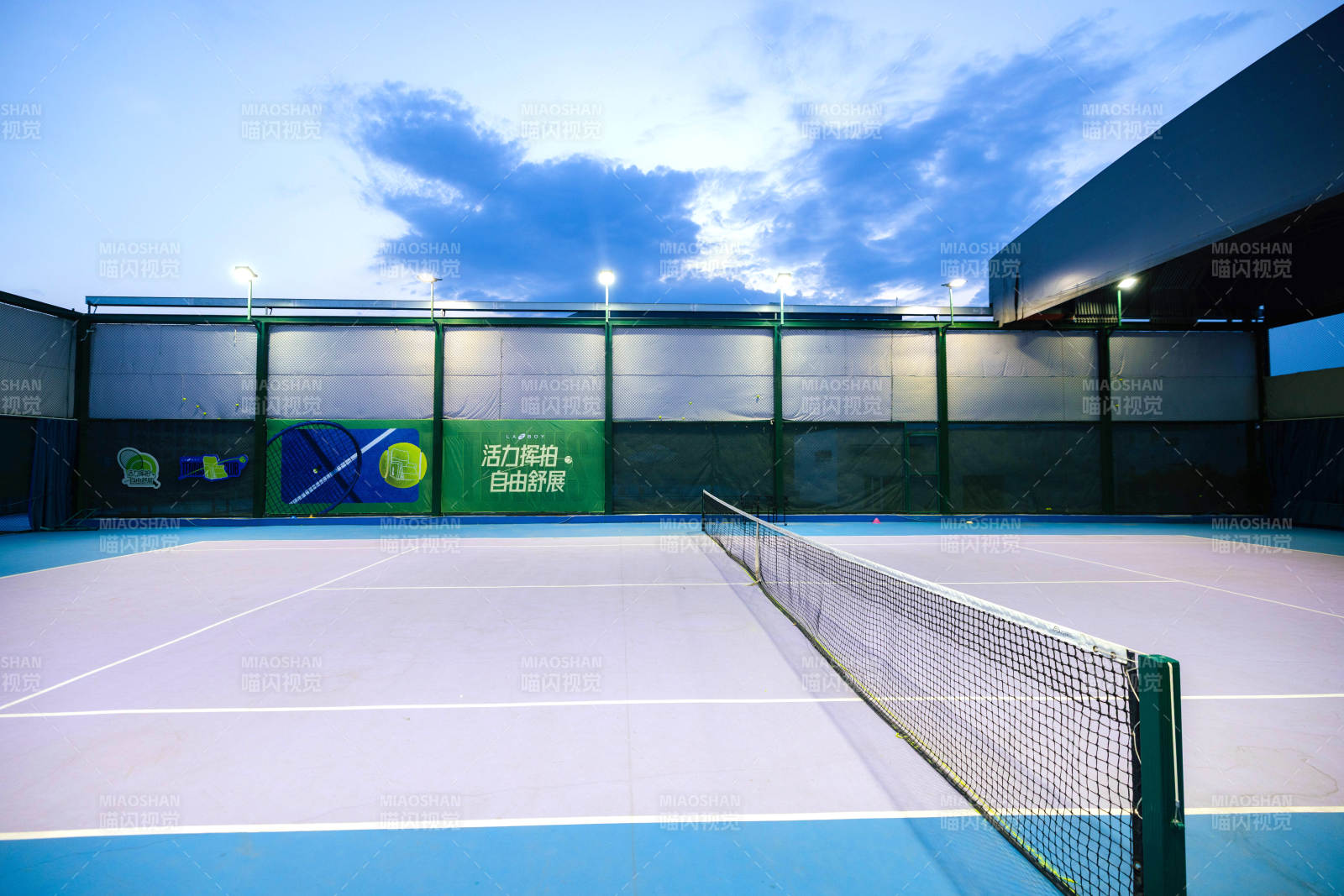 夜幕下的网球场灯光璀璨图片