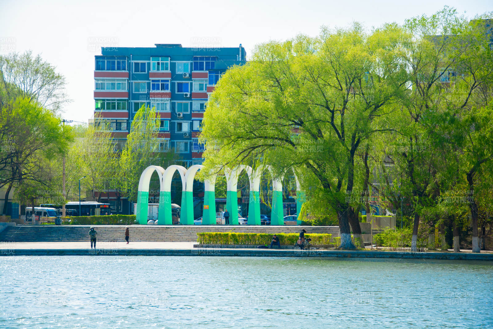 湖畔绿意拱门映楼影图片