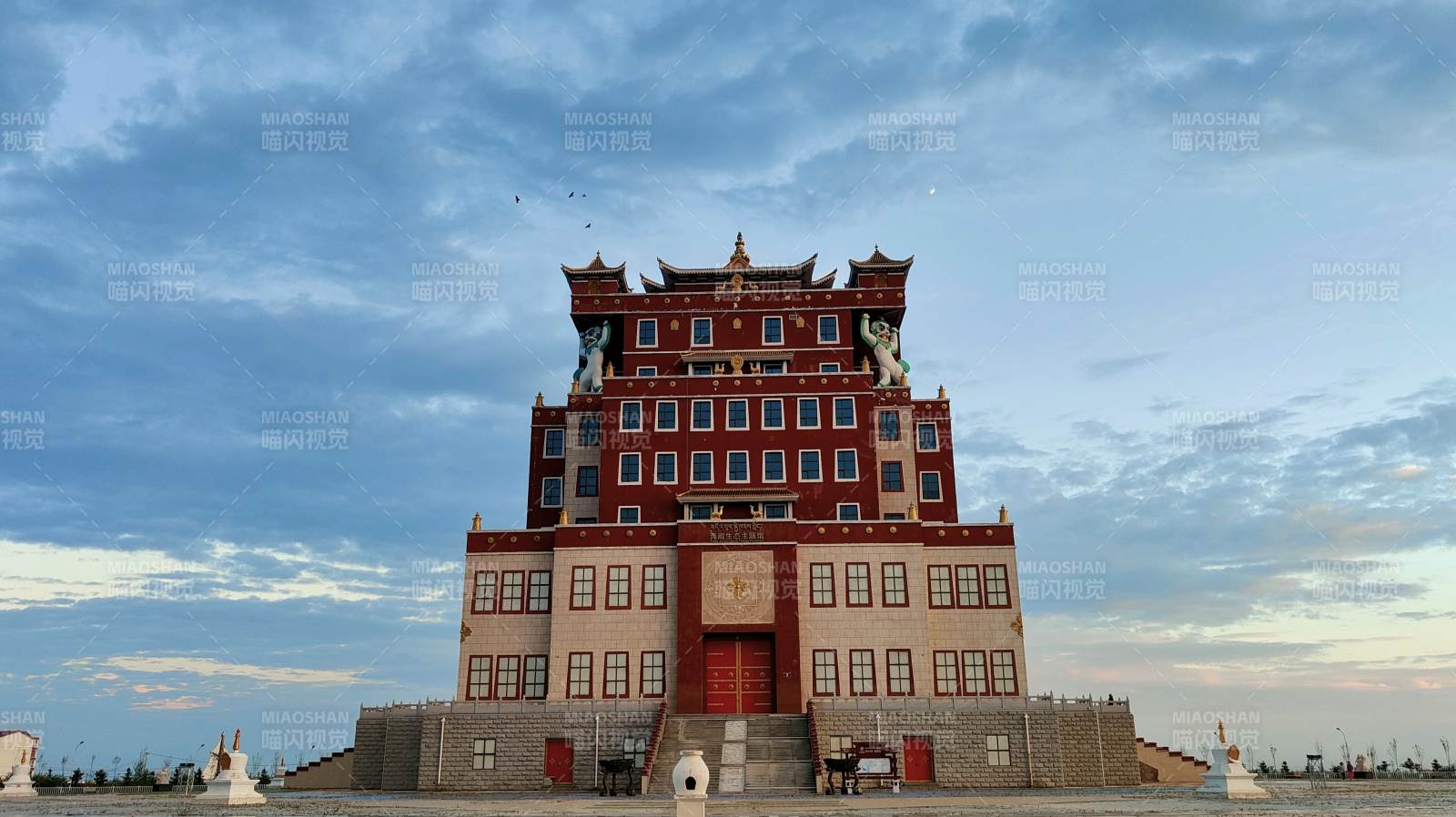 藏式红墙古堡映蓝天图片