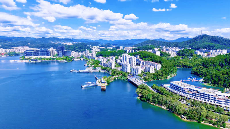 湖光山色映城景图片