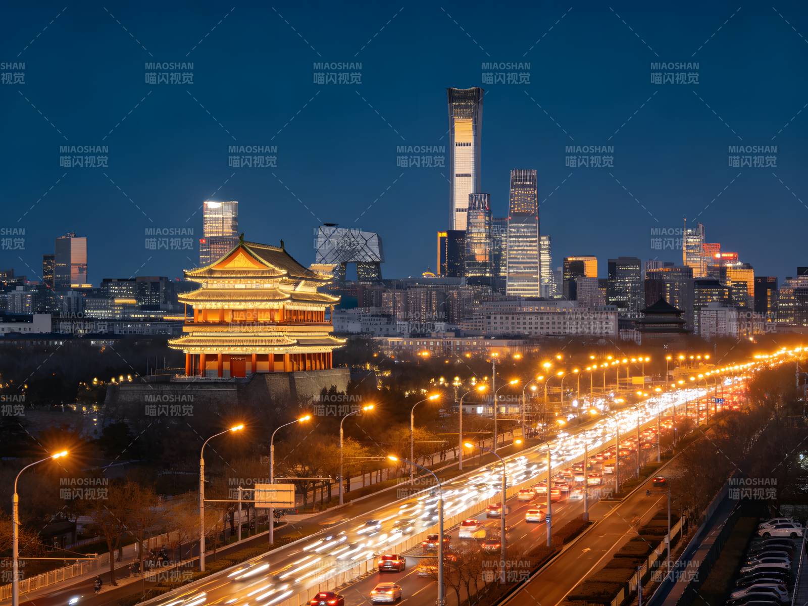 北京夜景 古楼与车流辉映图片