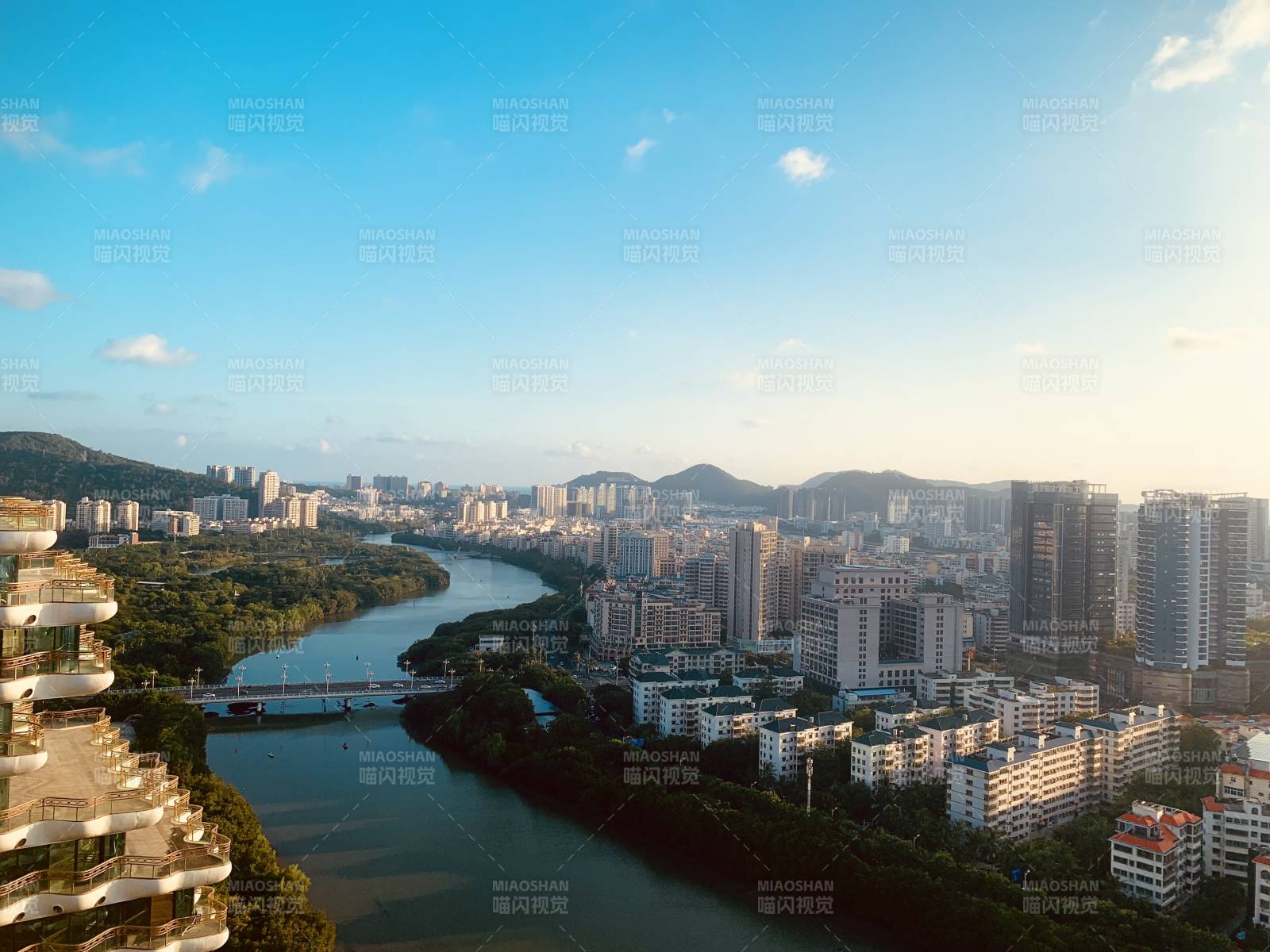 城市河畔风光 高楼林立映蓝天图片