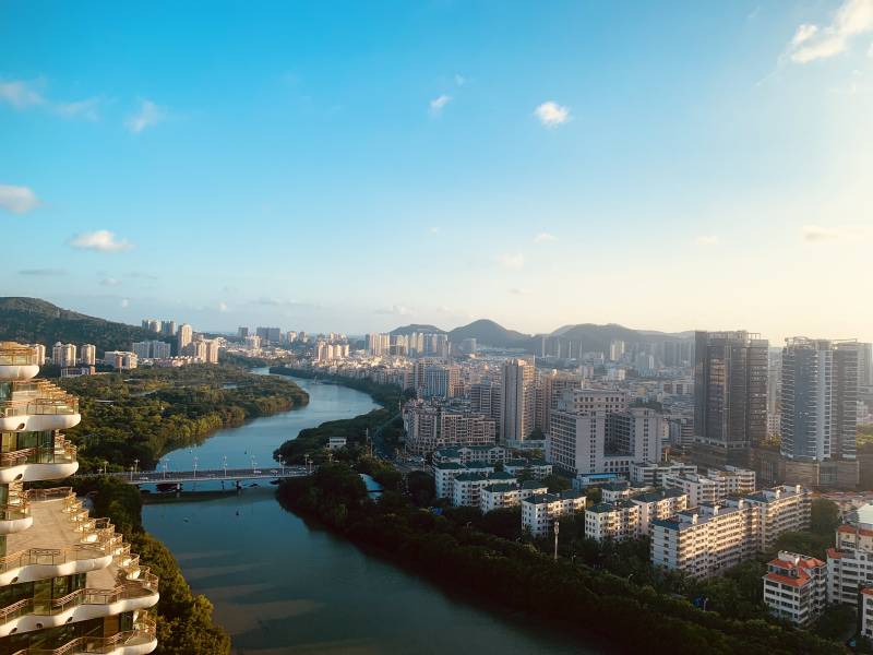 城市河畔风光 高楼林立映蓝天图片