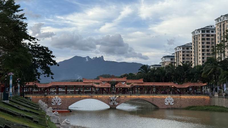 山水廊桥映城景图片