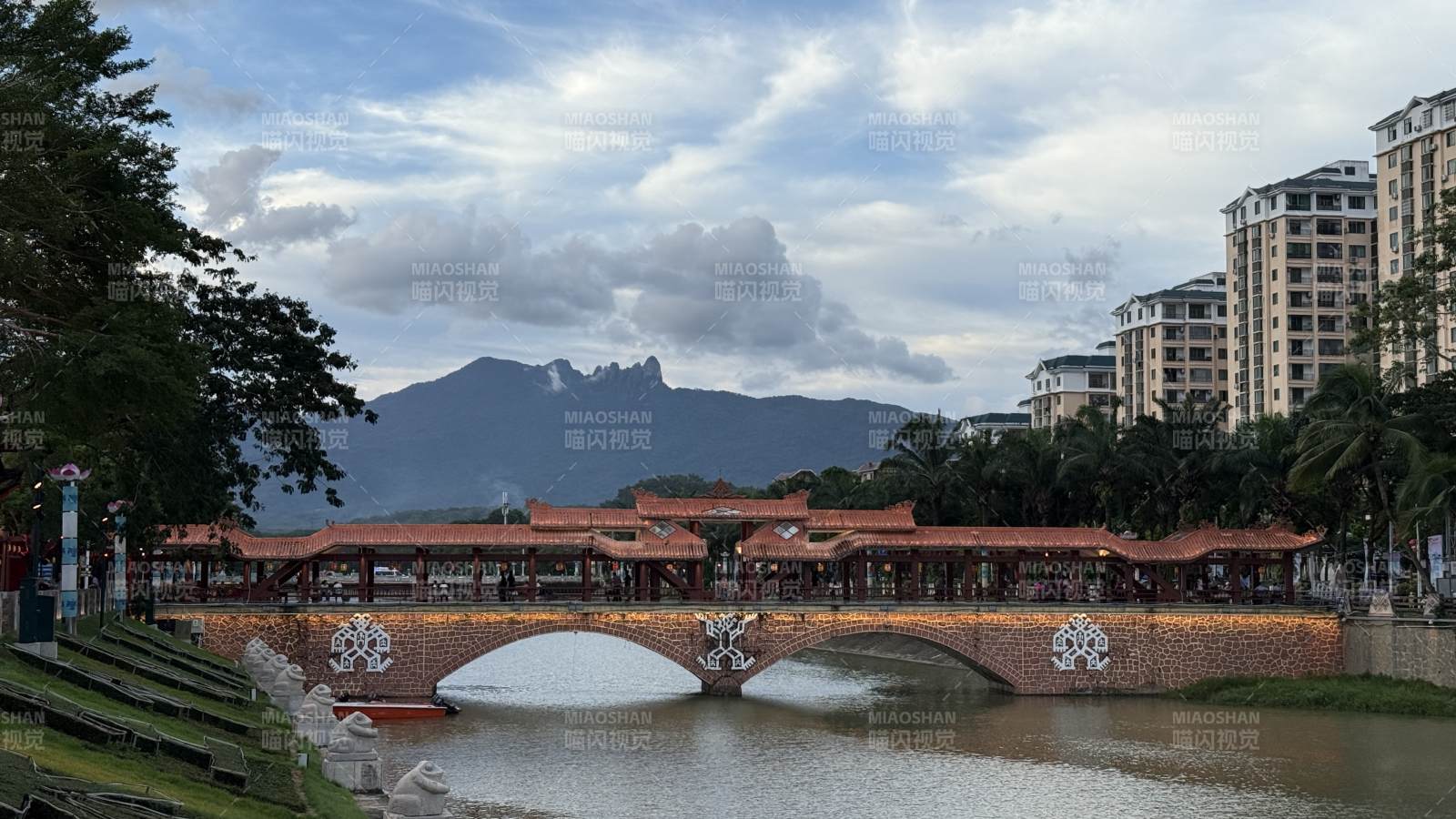 山水廊桥映城景图片